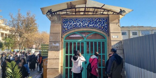 ماهیگیری طلافروشان از آب گل‌آلود