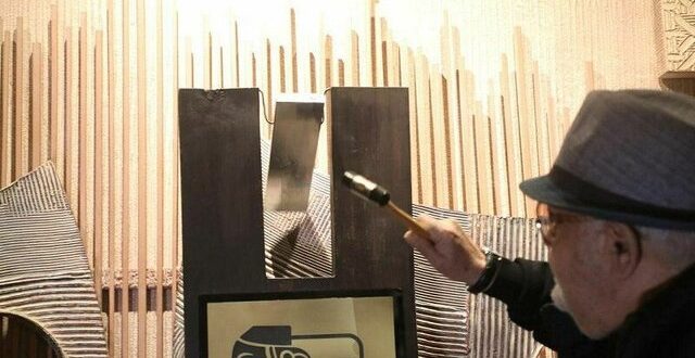 «اکبر عبدی» زنگ افتتاح نمایش «از نظر سیاسی بی‌ضرر» را نواخت