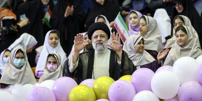 نگاهی که میخواهد زن را از نقش آفرینی در جامعه جدا کند قبول نداریم
