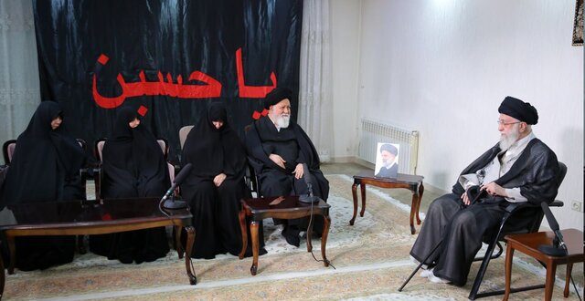 حضور رهبر انقلاب در منزل رئیس‌جمهور شهید
