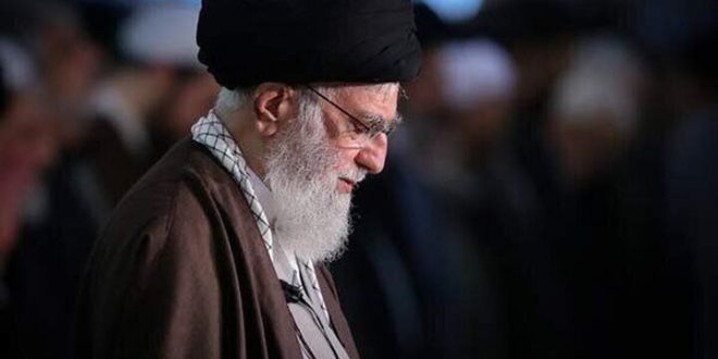 اقامه نماز ظهر جمعی از مدال‌آوران علمی ایران به امامت رهبر انقلاب