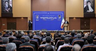 رئیس جمهور گفت: سازمان برنامه و بودجه مغز متفکر نظام اجرایی کشور است و تحول در نگرش و عملکرد این سازمان گره‌گشای مشکلات خواهد بود. به گزارش روا 24 و به نقل از ایرنا، مسعود پزشکیان صبح امروز دوشنبه در آیین تکریم و معارفه رئیس سازمان برنامه و بودجه با تأکید بر اهمیت جایگاه این سازمان در نظام اجرایی کشور، سازمان برنامه و بودجه را مغز متفکر نظام اجرایی کشور دانست که در صورت کارآمدی گره گشای مشکلات کشور خواهد بود و در صورت عدم کارآمدی بر مشکلات کشور خواهد افزود. رئیس جمهور در ادامه با تاکید بر ضرورت تحول در روش عملکرد و فعالیت این سازمان، در توصیف چشم‌انداز کشور گفت:بدنبال شرایطی هستیم که در آن ایران رتبه برتری در میان کشورهای دیگر کسب کرده، فقر، جهل و تحقیر در جامعه نباشد و آزادگی، شرافت و انسانیت حکمفرما شود و رسیدن به این جایگاه که لیاقت آن را داریم، مستلزم تغییر نگاه‌ها و ابتکار در راه حل‌ها است. پزشکیان عملی نشدن وعده‌ها و یکسان نبودن قول و عمل مسئولان را موجب نارضایتی مردم از آنان دانست و تصریح کرد: بنای دولت جدیداین است که اگر توان حل مشکل و مسئله‌ای در کشور را نداشته باشد، ان را صادقانه با مردم در میان بگذارد. رئیس جمهور در ادامه با بیان اینکه اگر در کشور عده‌ای با سختی زندگی می‌کنند ناشی از عملکردهای نادرست و غلط برخی مدیران است، افزود: بنده به هیچ وجه در اظهارات و سخنانم در جریان انتخابات به مردم وعده دروغ و تعهد غیرقابل اجرا نداده‌ام. چرا که معتقدم هیچ فریضه‌ای در نزد خدای متعال از پایبندی به قول و عهد بالاتر نیست و شیرینی صداقت با مردم از رفتار و گفتار منافقانه و دروغگویانه بیشتر است، بنابراین اگر تعهد و قولی به مردم دادیم باید تا پای جان برای عمل به آن تلاش کنیم. پزشکیان نداشتن دانش کافی برای یافتن راه حل مشکلات، کنار زدن افراد توانمند و باانگیزه و عدم صداقت با مردم را از اصلی ترین موانع رفع مشکلات کشور دانست و خطاب به مدیران و کارشناسان سازمان برنامه و بودجه، تصریح کرد: معتقدم شما با نگاهی نو و روشی نوین خواهید توانست کشور را متحول کنید و با کار اثربخش و تأثیرگذارتان رضایت مردم را جلب کنید. وی با تأکید بر اهمیت تکریم ارباب رجوع در ادارات و دستگاه‌های اجرایی کشور، گفت: متأسفانه مردم در شرایط فعلی از نحوه برخوردها در ادارات ما ناراضی هستند و علاوه بر مشکلات اقتصادی که با آن دست به گریبانند با برخورد نامناسب در ادارات به زخم آنها نمک پاشیده می‌شود. رئیس جمهور تأمین رضایت مردم را رسالت اصلی دولت چهاردهم عنوان کرد و افزود: برای ما مهم آن است که مراجعه‌کننده با رضایت از ادارات ما خارج شود و اگر خواسته‌ای خارج از چارچوب‌های قانونی نیز داشت با روی خوش و زبان نرم از او عذرخواهی شود. پزشکیان در بخش دیگری از سخنان خود در جمع مدیران و کارشناسان سازمان برنامه و بودجه بر ضرورت نظارت برخط و لحظه‌ای این سازمان بر نحوه هزینه‌ بودجه دستگاه‌های مختلف تاکید کرد و افزود: این سازمان همچنین موظف است متناسب با میزان درآمد کشور بودجه را تدوین و به نیازها بر اساس اولویت‌بندی پاسخگو باشد. رئیس جمهور همچنین بر اهمیت استفاده از نیروهای جوان و نخبه و نیز برگزاری دوره‌های آموزشی منظم برای ارتقای سطح دانش مدیران و کارشناسان سازمان برنامه و بودجه تاکید کرد. پزشکیان در پایان ضمن تقدیر از زحمات و خدمات داود منظور رئیس پیشین سازمان برنامه و بودجه و همچنین آرزوی موفقیت برای سید حمید پورمحمدی رئیس جدید این سازمان در مسئولیت جدید و خطیر خود افزود: امیدواریم این صمیمیت و دوستی در میان مدیران و کارشناسان این مجموعه با رئیس جدید منجر به اعتلای هرچه بیشتر سازمان برنامه و بودجه در جهت رفع مشکلات کشور باشد. پیش از سخنان رئیس جمهور داود منظور رئیس پیشین سازمان برنامه و بودجه با بیان اینکه امروز برای مدیران و کارشناسان این سازمان به جهت میزبانی از رئیس جمهور روز بزرگ و مبارکی است، ابراز امیدواری کرد سازمان برنامه و بودجه در دوره جدید بتواند پیش از گذشته در راهبری و سکانداری توسعه کشور ایفای مسئولیت کند. رئیس سازمان برنامه: هیچ مسئولی به اندازه پزشکیان معتقد به ارجاع امور به کارشناسان نیست سید حمید پورمحمدی معاون رئیس جمهور رئیس جدید سازمان برنامه و بودجه نیز طی سخنانی در این مراسم با تقدیر از زحمات داود منظور، انتخاب این سازمان به عنوان نخستین مقصد رئیس جمهور برای برگزاری آیین تکریم و معارفه را نشان دهنده عمق اعتقاد رئیس جمهور به کارشناسان عنوان کرد و افزود: در طول دولت‌های جمهوری اسلامی ایران هیچ مسئولی به اندازه پزشکیان به امر ارجاع امورات کشور به کارشناسان و همچنین ضرورت اصلاح ساختار بودجه تاکید نداشته‌اند و حضور ایشان در کانون کارشناسان کشور نشانی بر وفای به عهد است. «اعتماد به بدنه کارشناسان سازمان برنامه و بودجه»، «توجه ویژه به شورای اقتصاد به عنوان قدیمی‌ترین شورای اقتصادی کشور»، «پرهیز از ایجاد شوراهای موازی برای سازمان برنامه و بودجه» و «حمایت ویژه رئیس جمهور از اولویت‌بندی‌های این سازمان برای تخصیص بودجه» از جمله درخواست‌های رئیس جدید سازمان برنامه و بودجه از رئیس جمهور بود.