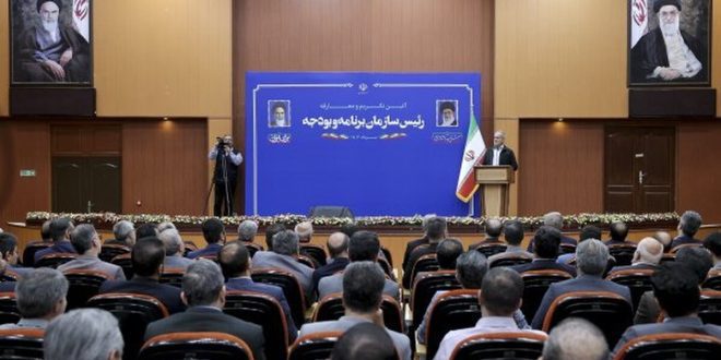 رئیس جمهور گفت: سازمان برنامه و بودجه مغز متفکر نظام اجرایی کشور است و تحول در نگرش و عملکرد این سازمان گره‌گشای مشکلات خواهد بود. به گزارش روا 24 و به نقل از ایرنا، مسعود پزشکیان صبح امروز دوشنبه در آیین تکریم و معارفه رئیس سازمان برنامه و بودجه با تأکید بر اهمیت جایگاه این سازمان در نظام اجرایی کشور، سازمان برنامه و بودجه را مغز متفکر نظام اجرایی کشور دانست که در صورت کارآمدی گره گشای مشکلات کشور خواهد بود و در صورت عدم کارآمدی بر مشکلات کشور خواهد افزود. رئیس جمهور در ادامه با تاکید بر ضرورت تحول در روش عملکرد و فعالیت این سازمان، در توصیف چشم‌انداز کشور گفت:بدنبال شرایطی هستیم که در آن ایران رتبه برتری در میان کشورهای دیگر کسب کرده، فقر، جهل و تحقیر در جامعه نباشد و آزادگی، شرافت و انسانیت حکمفرما شود و رسیدن به این جایگاه که لیاقت آن را داریم، مستلزم تغییر نگاه‌ها و ابتکار در راه حل‌ها است. پزشکیان عملی نشدن وعده‌ها و یکسان نبودن قول و عمل مسئولان را موجب نارضایتی مردم از آنان دانست و تصریح کرد: بنای دولت جدیداین است که اگر توان حل مشکل و مسئله‌ای در کشور را نداشته باشد، ان را صادقانه با مردم در میان بگذارد. رئیس جمهور در ادامه با بیان اینکه اگر در کشور عده‌ای با سختی زندگی می‌کنند ناشی از عملکردهای نادرست و غلط برخی مدیران است، افزود: بنده به هیچ وجه در اظهارات و سخنانم در جریان انتخابات به مردم وعده دروغ و تعهد غیرقابل اجرا نداده‌ام. چرا که معتقدم هیچ فریضه‌ای در نزد خدای متعال از پایبندی به قول و عهد بالاتر نیست و شیرینی صداقت با مردم از رفتار و گفتار منافقانه و دروغگویانه بیشتر است، بنابراین اگر تعهد و قولی به مردم دادیم باید تا پای جان برای عمل به آن تلاش کنیم. پزشکیان نداشتن دانش کافی برای یافتن راه حل مشکلات، کنار زدن افراد توانمند و باانگیزه و عدم صداقت با مردم را از اصلی ترین موانع رفع مشکلات کشور دانست و خطاب به مدیران و کارشناسان سازمان برنامه و بودجه، تصریح کرد: معتقدم شما با نگاهی نو و روشی نوین خواهید توانست کشور را متحول کنید و با کار اثربخش و تأثیرگذارتان رضایت مردم را جلب کنید. وی با تأکید بر اهمیت تکریم ارباب رجوع در ادارات و دستگاه‌های اجرایی کشور، گفت: متأسفانه مردم در شرایط فعلی از نحوه برخوردها در ادارات ما ناراضی هستند و علاوه بر مشکلات اقتصادی که با آن دست به گریبانند با برخورد نامناسب در ادارات به زخم آنها نمک پاشیده می‌شود. رئیس جمهور تأمین رضایت مردم را رسالت اصلی دولت چهاردهم عنوان کرد و افزود: برای ما مهم آن است که مراجعه‌کننده با رضایت از ادارات ما خارج شود و اگر خواسته‌ای خارج از چارچوب‌های قانونی نیز داشت با روی خوش و زبان نرم از او عذرخواهی شود. پزشکیان در بخش دیگری از سخنان خود در جمع مدیران و کارشناسان سازمان برنامه و بودجه بر ضرورت نظارت برخط و لحظه‌ای این سازمان بر نحوه هزینه‌ بودجه دستگاه‌های مختلف تاکید کرد و افزود: این سازمان همچنین موظف است متناسب با میزان درآمد کشور بودجه را تدوین و به نیازها بر اساس اولویت‌بندی پاسخگو باشد. رئیس جمهور همچنین بر اهمیت استفاده از نیروهای جوان و نخبه و نیز برگزاری دوره‌های آموزشی منظم برای ارتقای سطح دانش مدیران و کارشناسان سازمان برنامه و بودجه تاکید کرد. پزشکیان در پایان ضمن تقدیر از زحمات و خدمات داود منظور رئیس پیشین سازمان برنامه و بودجه و همچنین آرزوی موفقیت برای سید حمید پورمحمدی رئیس جدید این سازمان در مسئولیت جدید و خطیر خود افزود: امیدواریم این صمیمیت و دوستی در میان مدیران و کارشناسان این مجموعه با رئیس جدید منجر به اعتلای هرچه بیشتر سازمان برنامه و بودجه در جهت رفع مشکلات کشور باشد. پیش از سخنان رئیس جمهور داود منظور رئیس پیشین سازمان برنامه و بودجه با بیان اینکه امروز برای مدیران و کارشناسان این سازمان به جهت میزبانی از رئیس جمهور روز بزرگ و مبارکی است، ابراز امیدواری کرد سازمان برنامه و بودجه در دوره جدید بتواند پیش از گذشته در راهبری و سکانداری توسعه کشور ایفای مسئولیت کند. رئیس سازمان برنامه: هیچ مسئولی به اندازه پزشکیان معتقد به ارجاع امور به کارشناسان نیست سید حمید پورمحمدی معاون رئیس جمهور رئیس جدید سازمان برنامه و بودجه نیز طی سخنانی در این مراسم با تقدیر از زحمات داود منظور، انتخاب این سازمان به عنوان نخستین مقصد رئیس جمهور برای برگزاری آیین تکریم و معارفه را نشان دهنده عمق اعتقاد رئیس جمهور به کارشناسان عنوان کرد و افزود: در طول دولت‌های جمهوری اسلامی ایران هیچ مسئولی به اندازه پزشکیان به امر ارجاع امورات کشور به کارشناسان و همچنین ضرورت اصلاح ساختار بودجه تاکید نداشته‌اند و حضور ایشان در کانون کارشناسان کشور نشانی بر وفای به عهد است. «اعتماد به بدنه کارشناسان سازمان برنامه و بودجه»، «توجه ویژه به شورای اقتصاد به عنوان قدیمی‌ترین شورای اقتصادی کشور»، «پرهیز از ایجاد شوراهای موازی برای سازمان برنامه و بودجه» و «حمایت ویژه رئیس جمهور از اولویت‌بندی‌های این سازمان برای تخصیص بودجه» از جمله درخواست‌های رئیس جدید سازمان برنامه و بودجه از رئیس جمهور بود.