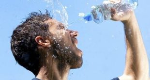 روزهای گرم از مصرف مایعات شیرین و کافئین‌دار خودداری کنید