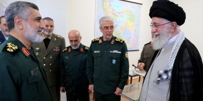 اعطای «نشان فتح» به سردار حاجی‌زاده از سوی فرمانده‌کل قوا