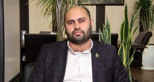 به گزارش شهر به نقل از روابط عمومی اداره کل برنامه‌ریزی، بودجه و کنترل عملکرد شهرداری تهران، علی علاءالدینی با اشاره به اینکه نشست‌های مجزا با شهرداران مناطق ۲۲گانه در راستای بررسی بودجه و اعتبارات پیشنهادی سال ۱۴۰۴ برگزار شد، گفت: این جلسات در هفته جاری به منظور تهیه و تدوین بودجه ۱۴۰۴ مناطق با حضور شهردار و معاونین هر منطقه تشکیل شده، تا هفته آینده نیز ادامه دارد. مدیرکل برنامه‌ریزی، بودجه و کنترل عملکرد شهرداری تهران با اشاره به اینکه در بررسی بودجه پیشنهادی سال ۱۴۰۴ مناطق شهری پایتخت اولویت اصلی اتمام پروژه‌های احداثی نیمه‌تمام در هر منطقه و محله است، افزود: در سال آینده که سال پایانی مدیریت شهری فعلی تهران نیز محسوب می‌شود بنا داریم نسبت به تکمیل پروژه‌ها اقدامات لازم را انجام دهیم. وی با تاکید بر اینکه در بودجه سال ۱۴۰۴ اعتبار لازم برای تکمیل، تجهیز و بهره‌برداری از پروژه‌های نیمه تمام پیش‌بینی خواهد شد، ادامه داد: همچنین در بررسی بودجه پیشنهادی به پرهیز از تعریف پروژه جدید و یا تعریف و تایید پروژه‌های دارای معارض ملکی و تاسیساتی نیز توجه شده است. علاءالدینی بیان کرد: از دیگر رویکردهایی که در بررسی بودجه مناطق ۲۲گانه برای سال آینده مورد توجه قرار گرفته، توجه به رفع کمبود سرانه‌های خدمات عمومی مانند سرانه‌های فرهنگی، ورزشی، تفریحی و ... در محلات است. مدیرکل برنامه‌ریزی، بودجه و کنترل عملکرد شهرداری تهران اظهار کرد: در تدوین بودجه پیشنهادی مناطق شهری پایتخت تاکید شد که به موضوع توزیع عادلانه خدمات در محلات توجه ویژه‌ای صورت گیرد و در همین راستا نیز نسبت به کاهش فاصله جنوب با شمال شهر تهران در تعریف پروژه اقدامات لازم انجام شود.