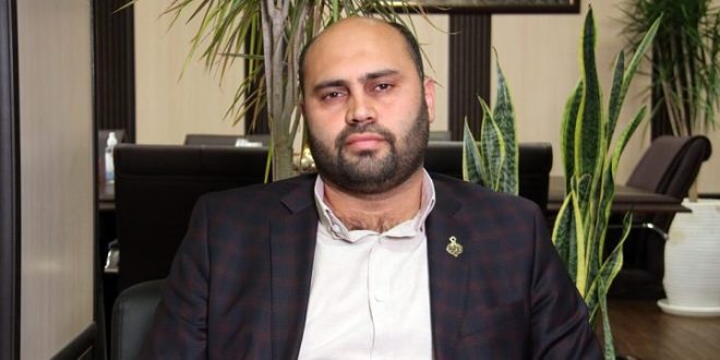 به گزارش شهر به نقل از روابط عمومی اداره کل برنامه‌ریزی، بودجه و کنترل عملکرد شهرداری تهران، علی علاءالدینی با اشاره به اینکه نشست‌های مجزا با شهرداران مناطق ۲۲گانه در راستای بررسی بودجه و اعتبارات پیشنهادی سال ۱۴۰۴ برگزار شد، گفت: این جلسات در هفته جاری به منظور تهیه و تدوین بودجه ۱۴۰۴ مناطق با حضور شهردار و معاونین هر منطقه تشکیل شده، تا هفته آینده نیز ادامه دارد. مدیرکل برنامه‌ریزی، بودجه و کنترل عملکرد شهرداری تهران با اشاره به اینکه در بررسی بودجه پیشنهادی سال ۱۴۰۴ مناطق شهری پایتخت اولویت اصلی اتمام پروژه‌های احداثی نیمه‌تمام در هر منطقه و محله است، افزود: در سال آینده که سال پایانی مدیریت شهری فعلی تهران نیز محسوب می‌شود بنا داریم نسبت به تکمیل پروژه‌ها اقدامات لازم را انجام دهیم. وی با تاکید بر اینکه در بودجه سال ۱۴۰۴ اعتبار لازم برای تکمیل، تجهیز و بهره‌برداری از پروژه‌های نیمه تمام پیش‌بینی خواهد شد، ادامه داد: همچنین در بررسی بودجه پیشنهادی به پرهیز از تعریف پروژه جدید و یا تعریف و تایید پروژه‌های دارای معارض ملکی و تاسیساتی نیز توجه شده است. علاءالدینی بیان کرد: از دیگر رویکردهایی که در بررسی بودجه مناطق ۲۲گانه برای سال آینده مورد توجه قرار گرفته، توجه به رفع کمبود سرانه‌های خدمات عمومی مانند سرانه‌های فرهنگی، ورزشی، تفریحی و ... در محلات است. مدیرکل برنامه‌ریزی، بودجه و کنترل عملکرد شهرداری تهران اظهار کرد: در تدوین بودجه پیشنهادی مناطق شهری پایتخت تاکید شد که به موضوع توزیع عادلانه خدمات در محلات توجه ویژه‌ای صورت گیرد و در همین راستا نیز نسبت به کاهش فاصله جنوب با شمال شهر تهران در تعریف پروژه اقدامات لازم انجام شود.