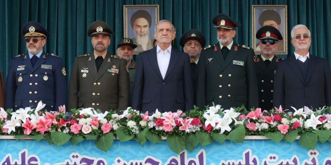 به گزارش خبرنگار سیاسی ایرنا، «مسعود پزشکیان» امروز یکشنبه ۱۶ دی‌ماه ۱۴۰۳ در مراسم دانش‌آموختگی دانشگاه علوم انتظامی امام حسن مجتبی (ع)ضمن تقدیر از نمایش دانشجویان این دانشگاه، گفت: حکومت برای پیاده کردن حق است و خداوند در قرآن کریم به حضرت داوود فرمودند که آنچه ما را از حق دور می‌کند ضلالت و هوای نفس است، هوای نفس یعنی انسان به حقوق مالی، انسانی و فرهنگی دیگران تجاوز کند. وی افزود: نیروی انتظامی دژ محکم، زینت و موجب عزت و سربلندی جامعه و مملکت است و جامعه بدون حضور شما امکان ادامه حیات ندارد و این شما هستید که عدالت و حق را در امنیت و سلامت حفظ می‌کنید و این ارزش بسیار بزرگی برای ماست. رئیس‌جمهور در ادامه خطاب به نیروهای انتظامی حاضر در مراسم، تاکید کرد: شما اگر نبودید در جامعه هرج و مرج و ناحق میدان و ظلم و بیدادگری غوغا می‌کرد. حضور شما برای جامعه ضروری و زینت است و شما دژ محکم جامعه هستید. پزشکیان از زحمات شبانه‌روزی عزیزان در نیروی انتظامی و نیروهای مسلح قدردانی کرد و گفت: هر جا شما هستید، احساس آرامش و امنیت داریم و می‌توانیم امیدوار باشیم که مملکت به سمت حق حرکت کند.