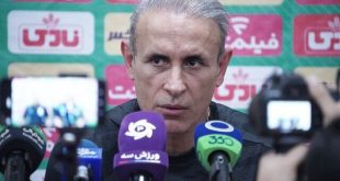 به مربی ایرانی از بالا به پایین نگاه می‌کنند