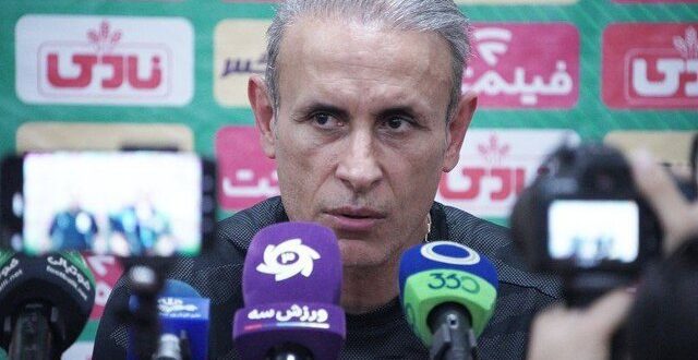 به مربی ایرانی از بالا به پایین نگاه می‌کنند