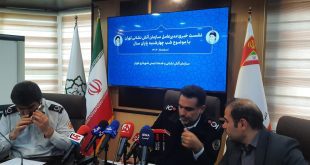 همشهری آنلاین: قدرت‌الله محمدی، مدیرعامل سازمان آتش‌نشانی تهران در این نشست خبری با بیان اینکه با کمک رسانه ها حوادث چهارشنبه سوری را می‌توان کاهش داد گفت: برخی خانواده ها ۱۰ سال است که به دلیل سهل انگاری در چهارشنبه پایان سال گرفتارند. محمدی با ارائه گزارشی درباره عملکرد سازمان آتش نشانی در سال ۱۴۰۳ گفت: در این دو سه سال جهش بسیار خوبی در همه حوزه های آتش نشانی اتفاق افتاد ناترازی‌ها تا ۸۰ درصد رفع شده هم از لحاظ نیروی انسانی هم معیشت و هم تجهیزات، شاخص های ما نه فقط رشد بلکه جهش داشته که خروجی آن افزایش ایمنی شهروندان بوده است. وی افزود: برای اولین بار در ۴۶ سال گذشته کاهش ۸ درصدی حریق را در شهر تهران شاهد بودیم. معمولا هرسال ۱۰ درصد رشد داشتیم که برای اولین بار امسال کاهشی بود. ساختمان های ناایمن به ۶۰ ساختمان رسید محمدی با اشاره به اینکه اولویت ما بر پیشگیری است تا به این ترتیب نیاز به نیروی انسانی، ایستگاه و تجهیرات کمتر شود، از کاهش تعداد ساختمان های ناایمن خبر داد و گفت:در حوزه پیشگیری ۱۲۹ ساختمان ناایمن داشتیم که سال‌ها رها شده بود الان ۵۵ درصد این تعداد ایمن‌سازی شد و به ۶۰ ساختمان‌ رسید. ۴ بیمارستان ناایمن مدیرعامل سازمان آتش‌نشانی تهران درباره ایمن سازی بیمارستانهای تهران گفت: به جز ۴ بیمارستان امام خمینی سینا شهدای یافت آباد و رسول اکرم همه تاییدیه ایمنی گرفتند که امیدواریم در اوایل سال آینده این ۴ بیمارستان هم ایمن شوند. چالش ایمنی خودروها محمدی، نوآوری جدید سازمان آتش نشانی را که بالای ۱۵ سال است چالش بوده است، نبود خاموش کننده در خودروهای نو دانست و گفت: در جاده ها خیابان ها کوچه ها و پارکینگ ها شاهد حوادث هستیم و بهترین وسیله با توجه به ساختار ناقص ایمنی به ویژه در جاده ها، همین خاموش کننده ها هستند. وی اضافه کرد: شهر های اطراف جاده ها فقط تا ۲۰ کیلومتر از جاده را پوشش میدهند و ۲۰ دقیقه طول میکشد تا خودرو آنش نشانی به مخل حادثه حریق جاده‌ای برسد و در این مدت خودرو به طور کامل سوخته است. به همین دلیل دادستانی وزارت صمت را مکلف کرده و وزارت صمت هم ابلاغ کرده که خاموش کننده ها داخل خودروهای نو باشند. برای ۴ میلیون خودرو در حال تردد هم لایحه جامع ایمنی خودرو را به مجلس دادیم که امیدواریم زودتر تصویب شود. ساختمان های دولتی در صدر ناایمن ها محمدی دیگر اقدام شاخص انجام شده را بازرسی ۷۳ هزار پلاک ساختمان در شهر تهران اعلام کرد و افزود: دستورالعمل ایمنی برای این پلاک ها صادر شده و به حوزه های بسیار پرخطر، پرخطر، کم خطر تقسیم و به شهرداران نواحی معرفی شده‌اند. این ساختمان ها هر هفته در حال رصد هستند و این موضوع یکی از شاخص های مهم ارزیابی شهرداران نواحی خواهد بود. مدیرعامل سازمان آتش‌نشانی، با اشاره به صدور تاییدیه ایمنی برای ۳۴ هزار ساختمان مسکونی پایتخت، ساختمان های دولتی را در رتبه اول ناایمن ها و پرخطرهای تهران دانست و اعلام کرد که در سال ۱۴۰۴ تمرکز روی ساختمان های دولتی و همچنین آموزش خواهد بود. هلی‌پد برای اطفای حریق کاربرد ندارد محمدی درباره الزام ساخت هلی پد روی ساختمان های بلند نیز گفت: هلی پد اصلا در سیستم ما کارایی ندارد و یک قانون بی اثر بود. به جای آن قوانین موثرتری یه کار گرفتیم و تسهیلگری کردیم که کاهش زمان بررسی و صدور تاییدیه ایمنی از جمله آنهاست. الان تاییدیه ایمنی ظرف ۲ روز صادر می‌شود. افزایش تعداد ایستگاه‌های آتش‌نشانی مدیرعامل سازمان آتش نشانی تعداد کنونی ایستگاه‌های آتش نشانی را ۱۳۸ ایستگاه عنوان کرد و گفت که به زودی این تعداد به ۱۴۱ ایستگاه می‌رسد. همچنین ۴ ایستگاه سیار نیز در میدان هفت تیر، میدان امام خمینی، تجلو و شهرک غرب ایجاد خواهد شد که این ایستگاه‌ها به امکانات رفاهی برای آتش‌نشان ها مجهز هستند. خرید ۳ همت تجهیزات وی با اشاره به فرسوده بودن و سن حدود ۳۰ سال در برخی از خودروهای سازمان، درباره تامین تجهیزات مورد نیاز نیز گفت: تقریبا ۳ همت تجهیزات خریداری شده اعم از خودروهای سبک و سنگین که یک قلم آنها ۴۰ دستگاه خودرو دوکابین حریق است که این خودروها اتومات و دارای تکنولوژی روز است. کمبود نردبان نیز از معضلات بود که با وجود قیمت بسیار بالای آن، در سالهای اخیر ۶ دستگاه بالابر و نردبان وارد کردیم و در برنامه داریم که سالی ۲ دستگاه نردبان وارد کنیم. رفع دغدغه کارکنان مدیرعامل سازمان آتش نشانی با اشاره به نیروی انسانی خاطرنشان کرد: حقوق پرسنل افزایش چشمگیری داشته که مورد رضایت قرار گرفته است. مهم‌ترین دغدغه آتش نشانان مسکن است. اگر تامین بشود بیشتر دغدغه آنان حل خواهد شد. با این پروژه که در منطقه ۲۱ شروع شده تقریبا ۹۵ درصد آتش نشانان در سال ۱۴۰۵ خانه دار می شوند. فراخوان آتش نشانان در محل زندگی آنها زمان بر است. با این پروژه این موضوع حل خواهد شد. طوری طراحی شده که همه زیرساخت ها را دارد. حتی ایستگاه آتش نشانی هم برای این شهرک در نظر گرفته شده است. آماده باش آتش نشانی وی با اشاره به حوادث چهارشنبه سوری هم گفت: امسال علاوه بر اینکه تمام ایستگاه ها آماده باش هستند با توجه به اینکه ابن تعداد جوابگوی حوادث تهران نیست (۱۶۰۰ نیرو در ۲۴ ساعت داریم)، برای چهارشنبه سوری حتما این ظرفیت باید ۲ برابر بشود به طوری که در ۵۳۰ نقطه حساس علاوه بر ایستگاه ها افراد و خودروها مستقر می‌شوند که نزدیک صحنه باشند. بیش از ۹۰۰ دستگاه خودرو و موتور برای امداد رسانی در نقاط حضور دارند. چهارشنبه سوری با پایان سال همزمان است. بنابراین ۶ نقطه خروجی تهران را نیز باید پوشش بدهیم که این وضعیت تا پایان تعطیلات نوروز ادامه خواهد داشت. آتش نشانان هم حضور فیزیکی دارند و هم نسبت به اطلاع رسانی مسافران اقدام می‌کنند. محمدی با تاکید بر اینکه مناسبت هایی مانند روز قدس، شب های قدر و عید فطر را نیز داریم، گفت: مراقبت از جمعیت های میلیونی در این مراسمات نیز از جمله وظایف ماست که در چند ساله اخیر اتفاق خاصی به واسطه مراقبت هایی که داشتیم نیفتاده است. ما در بخش فرهنگ سازی نیار به کار بیشتر داریم. در صورت رعایت شهروندان حتما حوادث کاهش پیدا می‌کند. باید سیستم های اطلاع‌رسانی و خصوصا رسانه ها به بالا رفتن فرهنگ ایمنی کمک کنند. امسال تا این لحظه حدود یک میلیون و سیصد و ۷۰ هزار نفر را در حوزه‌های مختلف آموزش داده ایم. مدیرعامل سازمان آتش‌نشانی سینماهای پایتخت وضعیت خوبی از نظر ایمنی ندارند، گفت: برای اولین بار با امضای دادستان تهران به وزیر ارشاد ابلاغ شده که تمام سینماها تاییدیه آتش نشانی را بگیرند و در صورت عدم انجام این کار از سال آینده پروانه فعالیت سینما تمدید نخواهد شد. وی با بیان اینکه در سال آینده تمرکز ما ارگان های دولتی است، اظهار کرد: این ساختمان ها کمتر رعایت می‌کنند. ارگان های دولتی ملزم به آموزش پرسنل خود برای پیشگیری از حوادث هستند. ۴۰۰ ماموریت در ۵ ساعت محمدی در پاسخ به این سوال که وضعیت آمار افرادی که دچار حریق شدند در سال جاری نسبت به گذشته چگونه بود، گفت: آمار دو سال اخیر افزایشی بود. ۶۰۰۰ تماس را سال گذشته برای چهارشنبه سوری داشتیم. در ۵ ساعت ۴۰۰ ماموریت رفتیم که این نشان از شرایط وخیم داشت. ما امسال فکر می کنم انفجارهای کارگاهی کمتر داشتیم. دو سه مورد انفجار داشتیم که خیلی بحرانی نبود. شاید بخشی هم به دلیل افزایش قیمت مواد اولیه بود. مدیرعامل سازمان آتش نشانی شهرداری تهران با بیان اینکه در این ساختمان های ناایمن مراکز تجاری هم داریم، گفت: پاساژ علاالدین کارهای ایمن سازی در حوزه آتش نشانی را شروع کرده است، اما بحث های دیگر ایمنی هم دارد. باید این پکیج ایمنی کامل بشود که بگوییم این ساختمان مشکلی ندارد. شهرداری منطقه ۱۱ پیگیری های خوبی انجام داده است. نه فقط برای این ساختمان بلکه پاساژهای دیگر هم هستند مانند پاساژ آلومینیوم که وضعیت نگران کننده ای دارد. در بازار بزرگ سراهایی داریم که وضعیت الکترونیکی نامناسبی دارند. فرماندار و استاندار در این باره جلسه گذاشتند و در تلاش هستیم رفع مشکل کنیم.