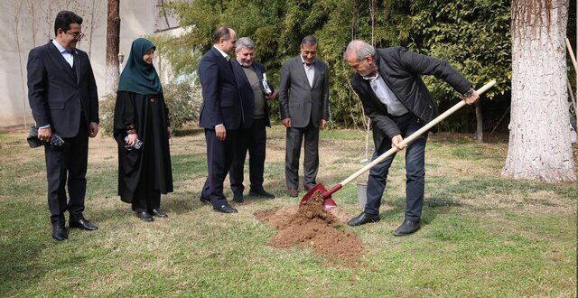مردم با مشارکت در کاشت درخت به بهبود محیط زیست کشور کمک کنند