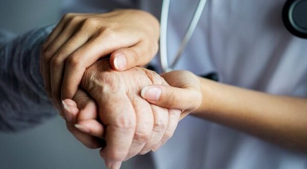 چگونه از سالمندان در بحران‌های اجتماعی مراقبت کنیم؟
