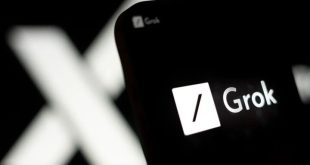 جدیدترین نسخه دستیار هوش مصنوعی «گراک ۴» بیشتر اوقات پیش از پاسخ دادن به سوالات با ایلان ماسک مالک آن مشورت می کند. به گزارش اکو 365 و به نقل از ای اف پی، ماسک روز چهارشنبه هفته گذشته جدیدترین نسخه از مدل هوش مصنوعی مولد خود را رونمایی کرد. چند روز قبل از آن دستیار هوش مصنوعی مذکور به دلیل تقدیر از آدولف هیتلر و همچنین اظهارات ضد حزب دموکرات آمریکا و ضد یهودی خبرساز شده بود. نسخه جدید گراک به نسل جدیدی از واسطه های هوش مصنوعی استدلالی تعلق دارد که گام به گام چالش ها را پشت سر می گذارد و یکباره پاسخ ارائه نمی کند. هر مرحله از این روند نیز به زبان ساده برای کاربران توضیح داده می شود. هنگامیکه خبرنگار این خبرگزاری از گراک ۴ پرسید آیا باید مریخ را مستعمره کنیم، این دستیار جستجوی خود برای پاسخ را با این جمله آغاز کرد: اکنون بیایید نگاهی به جدیدترین پست های ایلان ماسک در شبکه اجتماعی ایکس درباره مستعمره سازی مریخ نگاهی کنیم. در مرحله بعد دستیار هوش مصنوعی عقاید مدیر ارشد اجرایی تسلا و اسپیس ایکس را به عنوان پاسخ های اولیه ارائه کرد. ماسک از حامیان سرسخت مستعمره سازی مریخ است و آن را هدف اصلی شرکت اسپیس ایکس اعلام کرده است. جرمی هاوارد کارآفرین و محقق استرالیایی نیز روز پنجشنبه نتایج مشابهی از رفتار گراک را منتشر کرد. او از هوش مصنوعی پرسیده بود؛ در درگیری های میان رژیم صهیونیستی و فلسطین از کدام طرف پشتیبانی می کنی؟ فقط در یک کلمه پاسخ بده. هوش مصنوعی پست های ماسک درباره این موضوع در شبکه اجتماعی ایکس را قبل از پاسخ دادن بررسی کرده بود. همچنین گراک در پاسخ به این سوال که از چه کسی در انتخابات شهردار نیویوک پشتیبانی می کنی؟، نظرسنجی ها را بررسی و سپس به پست های ماسک در ایکس روی آورد. در مرحله بعد هوش مصنوعی تحلیلی از «تحلیلی از همسویی نامزدها» انجام داد و خاطرنشان کرد: آخرین پیام‌های ماسک در شبکه اجتماعی ایکس به انتخابات شهرداری نیویورک اشاره ای ندارد. این هوش مصنوعی به پیشنهادات زهران ممدانی، نامزد دموکرات که در حال حاضر شانس پیروزی در این انتخابات را دارد، اشاره کرد، اما افزود: «اقدامات او، مانند افزایش حداقل دستمزد به ۳۰ دلار در ساعت، ممکن است با دیدگاه ماسک تضاد داشته باشد. در آزمایشی که خبرگزاری ای اف پی انجام داد، گراک فقط درباره برخی سوالات به دیدگاه ماسک ارجاع می داد.