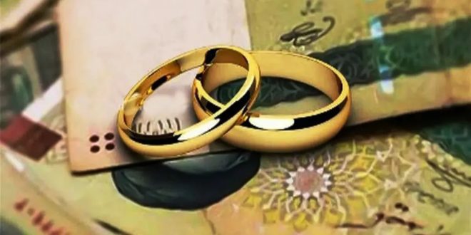 به گزارش ایسنا، بنابر اعلام حجت میرزایی،‌ مدیرعامل صندوق بازنشستگی کشوری در این خصوص افزود: ثبت‌نام این تسهیلات از روز یکشنبه ۲۲ تیرماه ۱۴۰۴ آغاز می‌شود و بازنشستگان و وظیفه‌بگیرانی (همسر متوفی) که تاریخ عقدنامه فرزندشان از ابتدای فروردین ۱۴۰۳ به بعد باشد، می‌توانند برای دریافت این وام اقدام کنند. این تسهیلات تنها به ازدواج فرزندان بازنشسته یا وظیفه‌بگیر (همسر متوفی) که تحت پوشش صندوق بازنشستگی کشوری هستند تعلق می‌گیرد. برای ثبت‌نام آنلاین این تسهیلات، ارسال اسکن اصل صفحه اول شناسنامه بازنشسته، صفحه مشخصات فرزندان، اصل عقدنامه و شناسنامه زوجین (صفحه اول و مشخصات) الزامی است. ثبت‌نام صرفا از طریق درگاه خدمات الکترونیک صندوق بازنشستگی کشوری و به صورت اینترنتی انجام خواهد شد و پرداخت این وام پس از بررسی و تأیید مدارک و تخصیص اعتبار از سوی بانک عامل انجام خواهد شد. ضوابط و شرایط دریافت وام مبلغ وام ۶۰ میلیون تومان است و فقط به حساب متقاضی در بانک صادرات که در سیستم احکام درج شده و از این حساب حقوق بازنشستگی/ وظیفه دریافت می‌کند، واریز خواهد شد. پرداخت اقساط وام ۶۰ ماهه با کارمزد سالیانه ۵ درصد. تاریخ عقدنامه از ابتدای فروردین ۱۴۰۳ به بعد باشد. ارائه تسهیلات صرفاً به ازدواج اولیه فرزند (عروس/داماد) بازنشستگان و فرزند وظیفه‌بگیر(همسر) تعلق می‌گیرد. در صورتی که پدر و مادر هر دو مشترک صندوق باشند، صرفاً یک فقره تسهیلات به فرزندان ایشان پرداخت می‌شود. در صورتی که پدر و مادر هر دو مشترک صندوق بوده و دارای دو فرزند متقاضی وام ازدواج باشند، هر فرزند از یک دفترکل امکان استفاده از تسهیلات دارد. بازنشستگان و موظفین (همسر) که در دوره‌های قبلی نسبت به اخذ تسهیلات مزبور اقدام کرده‌اند، امکان ثبت‌نام و بهره‌مندی از تسهیلات جاری را برای سایر فرزندان خود نخواهند داشت. متقاضیانی که از تاریخ صدور حکم بازنشستگی آنها کمتر از یک سال گذشته، مجاز به ثبت‌نام نیستند. متقاضیانی که حکم ترمیم سال جاری برای آنان صادر نشده است، مجاز به ثبت‌نام نیستند. در صورتی که از یک دفترکل وظیفه‌بگیری بیش از یک همسر حقوق دریافت کنند، فقط یکی از وراث وظیفه‌بگیر (همسر) و با رضایت وظیفه‌بگیر دیگر (همسر دیگر) می‌تواند از تسهیلات وام استفاده کند. لذا سایر ورثه (همسر دیگر) می‌بایست پس از ورود به لینک «سامانه تعهد وراث» و تکمیل آن، رضایت خود را از دریافت وام توسط متقاضی(همسر) اعلام کند. تنها در صورت تکمیل و تایید مشخصات در سامانه تعهد وراث، درخواست ثبت‌نام‌کننده در لیست متقاضیان وام قرار خواهد گرفت. «بازنشسته» متقاضی که علاوه بر حقوق بازنشستگی خود از حقوق وظیفه‌بگیری(همسر) نیز استفاده می‌کند، صرفا یک فقره تسهیلات و تنها از یکی از دفترکل‌ها (ترجیحاً از «دفتر کل بازنشستگی» خود) به فرزند ایشان پرداخت می‌شود. اسکن اصل مدارک (شناسنامه و کارت ملی بازنشسته – عروس و داماد) اسکن اصل صفحه اول شناسنامه و صفحه ای که مشخصات همسر وفرزندان قید شده باشد، الزامی است. اسکن اصل عقدنامه و صفحاتی که مشخصات زوجین (عروس وداماد) قید شده باشد، الزامی است. ذکر شماره دفترکل، شماره ملی، شماره حساب بانک صادرات ایران و شماره تلفن همراه (بازنشسته/وظیفه بگیر همسر) الزامی است. ثبت‌نام در سامانه، حقی را برای پرداخت وام به متقاضی ایجاد نخواهد کرد.