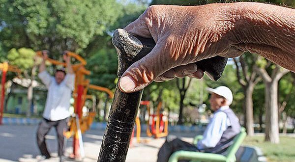 به گزارش ایرنا سید جواد حسینی روز پنجشنبه در نشست شورای سالمندان با بیان اینکه وضعیت جمعیتی کشور با چالش‌هایی روبه‌رو است، اظهار داشت: در دوره های نتوانسته ایم این به‌درستی از دوره‌های مختلف جمعیتی عبور کنیم و امروز ایران به نوعی جامعه بی‌کودک است چراکه کودکانی تنها داریم و با برخی روش های تربیتی، اجازه نمی‌دهیم آن‌ها تجربه واقعی کودکی را داشته باشند. وی افزود: در حال حاضر ۲۵ هزار فرزندخوانده در کشور داریم و تمایل به فرزندآوری به‌شدت کاهش یافته است و آموزش و پرورش باید بیش از پیش به رشد متعادل کودکان بپردازد. به گفته حسینی، در حالی‌ که دوران کودکی در کشور کوتاه شده، دوره نوجوانی و جوانی به‌طور غیرطبیعی طولانی شده و هم‌اکنون حدود ۱۲ درصد جمعیت کشور را سالمندان تشکیل می‌دهند و ایران وارد دوره سالمندی شده است. وی ادامه داد: ما اکنون جزو پنج کشور اول از نظر درصد سالمندان هستیم و در سال ۱۴۳۰ با موج سنگین‌تری از سالمندی مواجه خواهیم شد. وی با بیان اینکه سالمندی در ایران ابعاد مختلفی دارد تصریح کرد: ۶۰ درصد سالمندان کشور با چند بیماری مزمن دست‌وپنجه نرم می‌کنند، حدود نیمی از سالمندان دچار تنهایی هستند، زنانه شدن سالمندی، فقر، طلاق و مشکلات روانی از دیگر چالش‌های این قشر به شمار می‌رود. حسینی با تاکید بر اینکه سالمندی می‌تواند یک فرصت باشد، گفت: مشاغل مرتبط با سالمندان از جمله گسترده‌ترین، ساده‌ترین و کم‌هزینه‌ترین انواع اشتغال هستند. وی بیان کرد: گردشگری سالمندان نیز یکی از ظرفیت‌های مناسب برای استان لرستان محسوب می‌شود و هیچ سالمندی نباید از امکانات تفریحی، خدمات بهداشتی و حمل‌ونقل محروم بماند و این موضوع می‌تواند بستر مناسبی برای ایجاد اشتغال باشد. وی افزود: هم‌اکنون ۱۰ میلیون و ۵۰۰ هزار نفر از جمعیت کشور سالمند هستند و حدود هفت میلیون نفر از خدمات سالمندی بهره‌مند می‌شوند. رئیس سازمان بهزیستی کشور با اشاره به ۲۲ خدمت مختلف این سازمان گفت: شورای ملی سالمندان ۱۷ برنامه مشخص در نظر گرفته که از مهم‌ترین آن‌ها می‌توان به ایجاد شهرهای دوستدار سالمند، مراکز نوین خدماتی و شهرک‌های رفاه اشاره کرد. وی ادامه داد: در لرستان آمادگی کامل برای احداث شهرک سالمندان وجود دارد و خدمات مورد نیاز در این مجموعه‌ها ارائه خواهد شد همچنین در هر یک از ۱۲ شهرستان لرستان انتظار می‌رود باشگاه‌های سالمندان با محوریت خدمات محله‌ای راه‌اندازی شوند. حسینی از احداث ۲ مرکز آموزش توانبخشی شبانه‌روزی با ارائه خدمات کامل در استان خبر داد و گفت: موضوع شهر دوستدار سالمند در خرم‌آباد باید به‌طور جدی دنبال شود. وی همچنین اشاره کرد: ۵۰۰ نفر در طرح استعدادیابی دانش‌آموزان، ۷۰۰ دانشجو و سه هزار دانش‌آموز لرستان تحت پوشش سازمان بهزیستی قرار دارند، ۲۰۰ هزار نفر از جمعیت استان جزو جامعه هدف بهزیستی هستند و به‌طور کلی تمام جمعیت استان از خدمات عام بهزیستی بهره‌مند هستند. در لرستان ۵۳۵ مرکز و مؤسسه، ۱۱ مرکز اورژانس اجتماعی و ۱۰۶ مرکز مثبت زندگی فعال هستند. به گزارش ایرنا سید جواد حسینی روز پنجشنبه در نشست شورای سالمندان با بیان اینکه وضعیت جمعیتی کشور با چالش‌هایی روبه‌رو است، اظهار داشت: در دوره های نتوانسته ایم این به‌درستی از دوره‌های مختلف جمعیتی عبور کنیم و امروز ایران به نوعی جامعه بی‌کودک است چراکه کودکانی تنها داریم و با برخی روش های تربیتی، اجازه نمی‌دهیم آن‌ها تجربه واقعی کودکی را داشته باشند. وی افزود: در حال حاضر ۲۵ هزار فرزندخوانده در کشور داریم و تمایل به فرزندآوری به‌شدت کاهش یافته است و آموزش و پرورش باید بیش از پیش به رشد متعادل کودکان بپردازد. به گفته حسینی، در حالی‌ که دوران کودکی در کشور کوتاه شده، دوره نوجوانی و جوانی به‌طور غیرطبیعی طولانی شده و هم‌اکنون حدود ۱۲ درصد جمعیت کشور را سالمندان تشکیل می‌دهند و ایران وارد دوره سالمندی شده است. وی ادامه داد: ما اکنون جزو پنج کشور اول از نظر درصد سالمندان هستیم و در سال ۱۴۳۰ با موج سنگین‌تری از سالمندی مواجه خواهیم شد. وی با بیان اینکه سالمندی در ایران ابعاد مختلفی دارد تصریح کرد: ۶۰ درصد سالمندان کشور با چند بیماری مزمن دست‌وپنجه نرم می‌کنند، حدود نیمی از سالمندان دچار تنهایی هستند، زنانه شدن سالمندی، فقر، طلاق و مشکلات روانی از دیگر چالش‌های این قشر به شمار می‌رود. حسینی با تاکید بر اینکه سالمندی می‌تواند یک فرصت باشد، گفت: مشاغل مرتبط با سالمندان از جمله گسترده‌ترین، ساده‌ترین و کم‌هزینه‌ترین انواع اشتغال هستند. وی بیان کرد: گردشگری سالمندان نیز یکی از ظرفیت‌های مناسب برای استان لرستان محسوب می‌شود و هیچ سالمندی نباید از امکانات تفریحی، خدمات بهداشتی و حمل‌ونقل محروم بماند و این موضوع می‌تواند بستر مناسبی برای ایجاد اشتغال باشد. وی افزود: هم‌اکنون ۱۰ میلیون و ۵۰۰ هزار نفر از جمعیت کشور سالمند هستند و حدود هفت میلیون نفر از خدمات سالمندی بهره‌مند می‌شوند. رئیس سازمان بهزیستی کشور با اشاره به ۲۲ خدمت مختلف این سازمان گفت: شورای ملی سالمندان ۱۷ برنامه مشخص در نظر گرفته که از مهم‌ترین آن‌ها می‌توان به ایجاد شهرهای دوستدار سالمند، مراکز نوین خدماتی و شهرک‌های رفاه اشاره کرد. وی ادامه داد: در لرستان آمادگی کامل برای احداث شهرک سالمندان وجود دارد و خدمات مورد نیاز در این مجموعه‌ها ارائه خواهد شد همچنین در هر یک از ۱۲ شهرستان لرستان انتظار می‌رود باشگاه‌های سالمندان با محوریت خدمات محله‌ای راه‌اندازی شوند. حسینی از احداث ۲ مرکز آموزش توانبخشی شبانه‌روزی با ارائه خدمات کامل در استان خبر داد و گفت: موضوع شهر دوستدار سالمند در خرم‌آباد باید به‌طور جدی دنبال شود. وی همچنین اشاره کرد: ۵۰۰ نفر در طرح استعدادیابی دانش‌آموزان، ۷۰۰ دانشجو و سه هزار دانش‌آموز لرستان تحت پوشش سازمان بهزیستی قرار دارند، ۲۰۰ هزار نفر از جمعیت استان جزو جامعه هدف بهزیستی هستند و به‌طور کلی تمام جمعیت استان از خدمات عام بهزیستی بهره‌مند هستند. در لرستان ۵۳۵ مرکز و مؤسسه، ۱۱ مرکز اورژانس اجتماعی و ۱۰۶ مرکز مثبت زندگی فعال هستند. به گزارش ایرنا سید جواد حسینی روز پنجشنبه در نشست شورای سالمندان با بیان اینکه وضعیت جمعیتی کشور با چالش‌هایی روبه‌رو است، اظهار داشت: در دوره های نتوانسته ایم این به‌درستی از دوره‌های مختلف جمعیتی عبور کنیم و امروز ایران به نوعی جامعه بی‌کودک است چراکه کودکانی تنها داریم و با برخی روش های تربیتی، اجازه نمی‌دهیم آن‌ها تجربه واقعی کودکی را داشته باشند. وی افزود: در حال حاضر ۲۵ هزار فرزندخوانده در کشور داریم و تمایل به فرزندآوری به‌شدت کاهش یافته است و آموزش و پرورش باید بیش از پیش به رشد متعادل کودکان بپردازد. به گفته حسینی، در حالی‌ که دوران کودکی در کشور کوتاه شده، دوره نوجوانی و جوانی به‌طور غیرطبیعی طولانی شده و هم‌اکنون حدود ۱۲ درصد جمعیت کشور را سالمندان تشکیل می‌دهند و ایران وارد دوره سالمندی شده است. وی ادامه داد: ما اکنون جزو پنج کشور اول از نظر درصد سالمندان هستیم و در سال ۱۴۳۰ با موج سنگین‌تری از سالمندی مواجه خواهیم شد. وی با بیان اینکه سالمندی در ایران ابعاد مختلفی دارد تصریح کرد: ۶۰ درصد سالمندان کشور با چند بیماری مزمن دست‌وپنجه نرم می‌کنند، حدود نیمی از سالمندان دچار تنهایی هستند، زنانه شدن سالمندی، فقر، طلاق و مشکلات روانی از دیگر چالش‌های این قشر به شمار می‌رود. حسینی با تاکید بر اینکه سالمندی می‌تواند یک فرصت باشد، گفت: مشاغل مرتبط با سالمندان از جمله گسترده‌ترین، ساده‌ترین و کم‌هزینه‌ترین انواع اشتغال هستند. وی بیان کرد: گردشگری سالمندان نیز یکی از ظرفیت‌های مناسب برای استان لرستان محسوب می‌شود و هیچ سالمندی نباید از امکانات تفریحی، خدمات بهداشتی و حمل‌ونقل محروم بماند و این موضوع می‌تواند بستر مناسبی برای ایجاد اشتغال باشد. وی افزود: هم‌اکنون ۱۰ میلیون و ۵۰۰ هزار نفر از جمعیت کشور سالمند هستند و حدود هفت میلیون نفر از خدمات سالمندی بهره‌مند می‌شوند. رئیس سازمان بهزیستی کشور با اشاره به ۲۲ خدمت مختلف این سازمان گفت: شورای ملی سالمندان ۱۷ برنامه مشخص در نظر گرفته که از مهم‌ترین آن‌ها می‌توان به ایجاد شهرهای دوستدار سالمند، مراکز نوین خدماتی و شهرک‌های رفاه اشاره کرد. وی ادامه داد: در لرستان آمادگی کامل برای احداث شهرک سالمندان وجود دارد و خدمات مورد نیاز در این مجموعه‌ها ارائه خواهد شد همچنین در هر یک از ۱۲ شهرستان لرستان انتظار می‌رود باشگاه‌های سالمندان با محوریت خدمات محله‌ای راه‌اندازی شوند. حسینی از احداث ۲ مرکز آموزش توانبخشی شبانه‌روزی با ارائه خدمات کامل در استان خبر داد و گفت: موضوع شهر دوستدار سالمند در خرم‌آباد باید به‌طور جدی دنبال شود. وی همچنین اشاره کرد: ۵۰۰ نفر در طرح استعدادیابی دانش‌آموزان، ۷۰۰ دانشجو و سه هزار دانش‌آموز لرستان تحت پوشش سازمان بهزیستی قرار دارند، ۲۰۰ هزار نفر از جمعیت استان جزو جامعه هدف بهزیستی هستند و به‌طور کلی تمام جمعیت استان از خدمات عام بهزیستی بهره‌مند هستند. در لرستان ۵۳۵ مرکز و مؤسسه، ۱۱ مرکز اورژانس اجتماعی و ۱۰۶ مرکز مثبت زندگی فعال هستند.