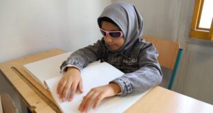 عصای سفید پرچم هویت و استقامت؛ ضرورت مناسب‌سازی مدارس برای نابینایان