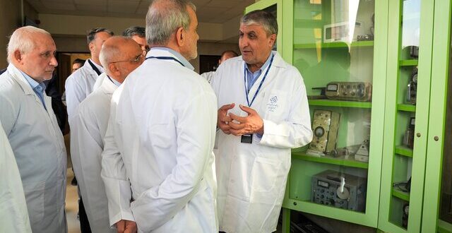 دیدار پزشکیان با مدیران ارشد صنعت هسته‌ای