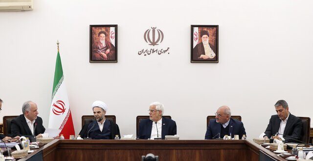 دولت با همکاری سایر قوا بدنبال حل مسائل معیشتی مردم است