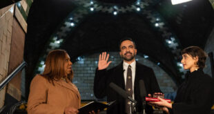 مراسم تحلیف اولین شهردار مسلمان نیویورک با قرآن کریم برگزار شد