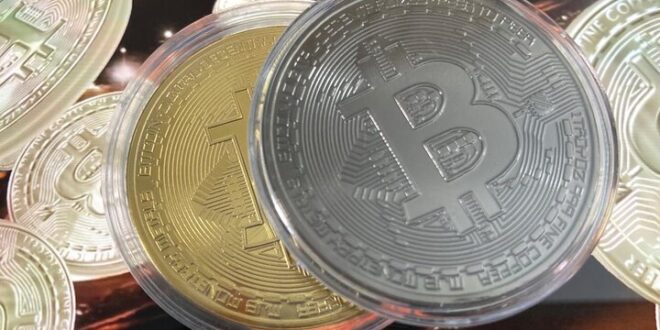 قیمت بیت‌کوین بالای ۹۰ هزار دلار ماند