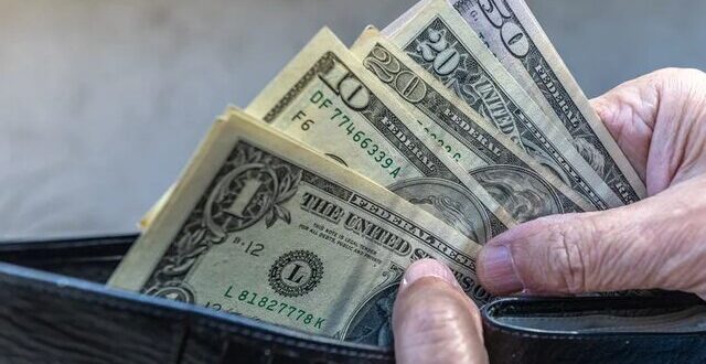کاهش قیمت رسمی دلار