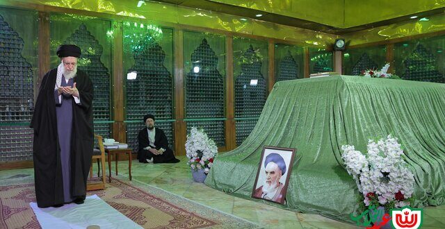حضور حضرت آیت الله خامنه‌ای در مرقد بنیانگذار جمهوری اسلامی ایران
