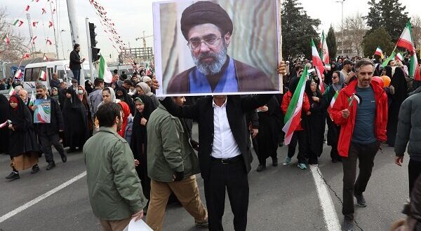 بیعت اعضای انجمن اسلامی دانش‌آموزان با رهبر معظم انقلاب اسلامی