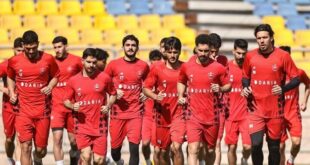 سه مربی به کمک کریم باقری می آیند