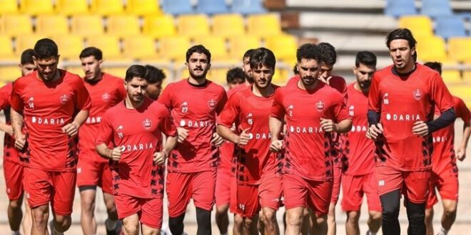 سه مربی به کمک کریم باقری می آیند