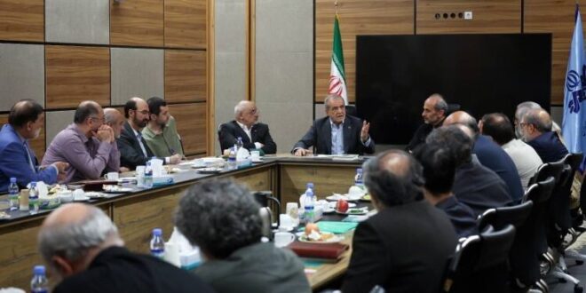هر تحلیل یا موضعی که منجر به تفرقه شود، ریختن آب به آسیاب دشمن است